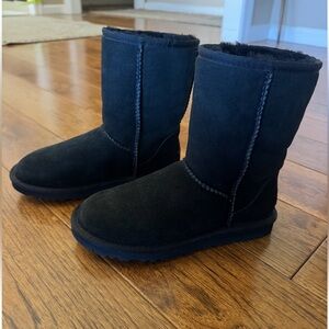UGG Classic Short Black Suede Sheepskin Boots Women’s Size 5